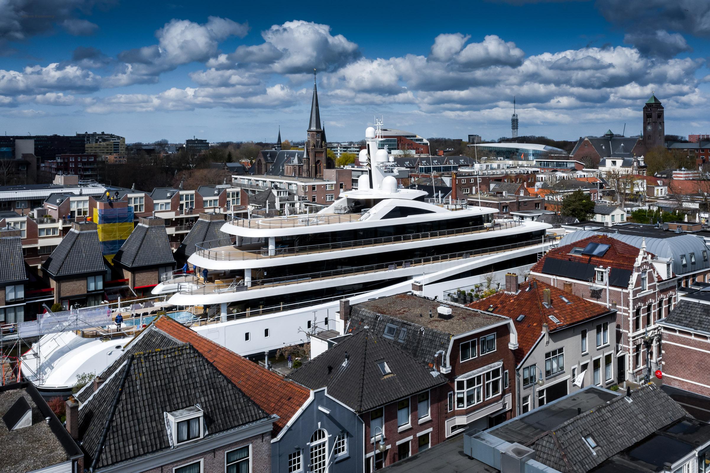 eBlue_economy_33Tight fit as huge super yacht squeezes down Dutch canals