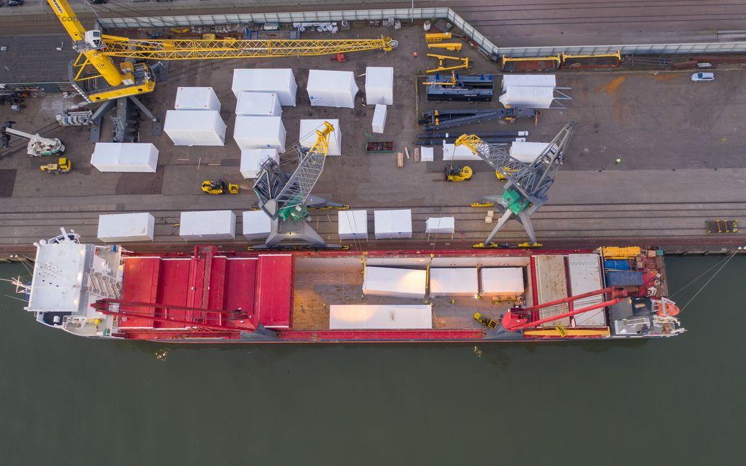 eBlue_economy_Moving a pyrolysis plant via port of Rotterdam