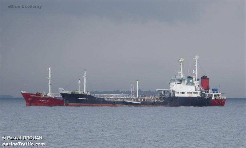 eBlue_economy_Tanker and tug grounded by storm, Maldives