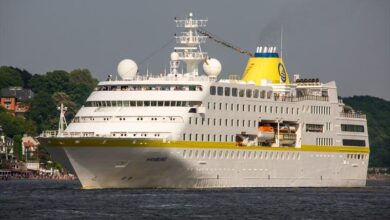 eBlue_economy_Cruise ship hit embankment in Hamburg setting sail for cruise VIDEO