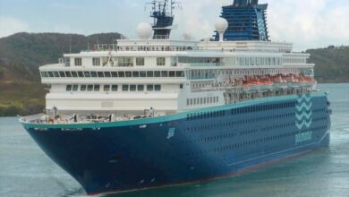 eBlue_economy_Cruise ship in lay-up broke off moorings