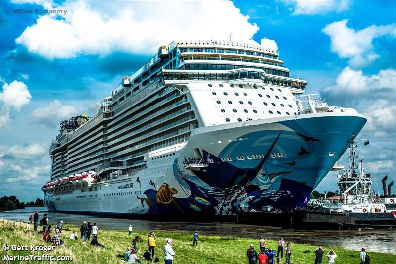 eBlue_economy_Cruise ship NORWEGIAN ESCAPE grounded, refloated