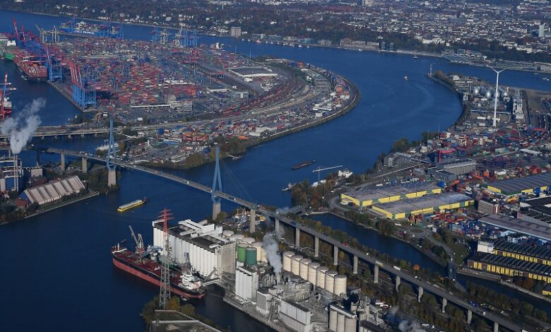 eBlue_economy_Port of Hamburg terminal operators halt Russian container handling