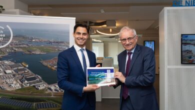 eblue_economy_Minister Jetten receives first certificate for green hydrogen from hydrogen exchange initiative HyXchange