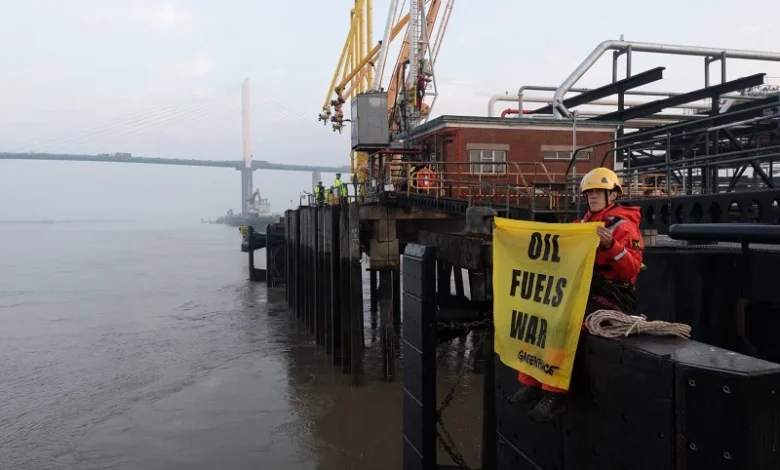 eblue_economy_Activists block vessel carrying Russian cargo from docking in UK
