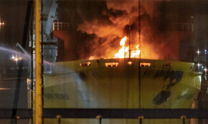 eBlue_economy_ Dutch general cargo ship on fire, Rotterdam