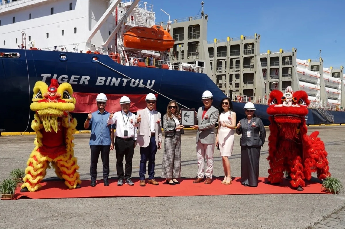 eBlue_economy_World’s largest dual-fuelled LNG ISO tank carrier makes Bintulu Port its maiden port of call