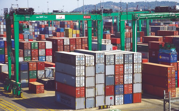 eBlue_economy_Empty containers_ now there is a risk of surplus in US ports and in Europe