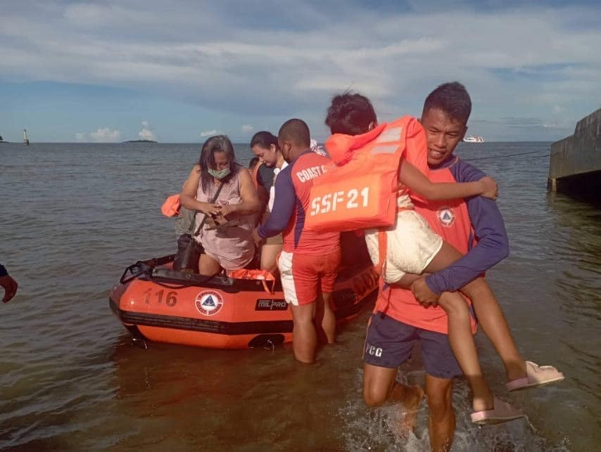 eBlue_economy_The Philippine Coast Guard evacuates 103 passengers from grounded ferry off Camiguin - Manila