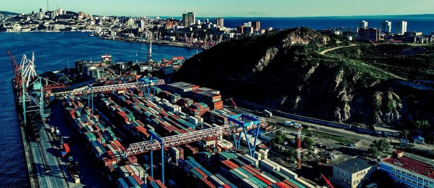 eBlue_economy_Cargo ships at present clogged up Vladivostok Port